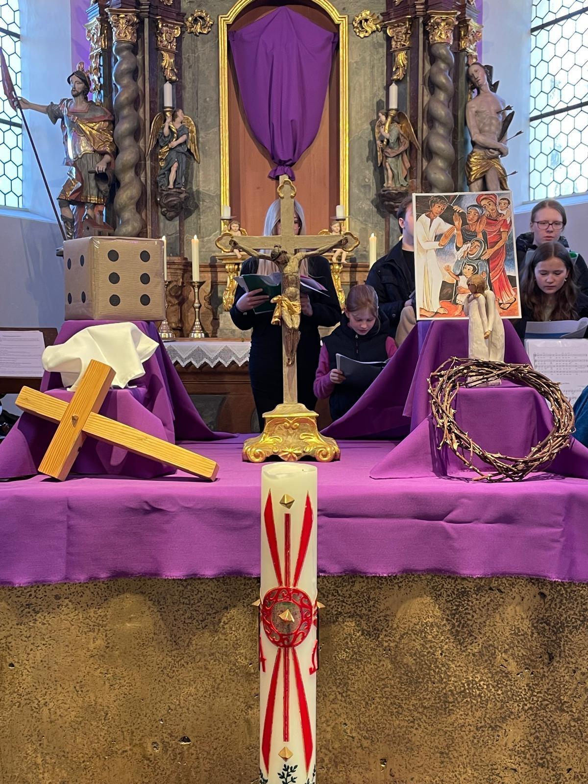 Mittelaltar mit Symbolen Okb