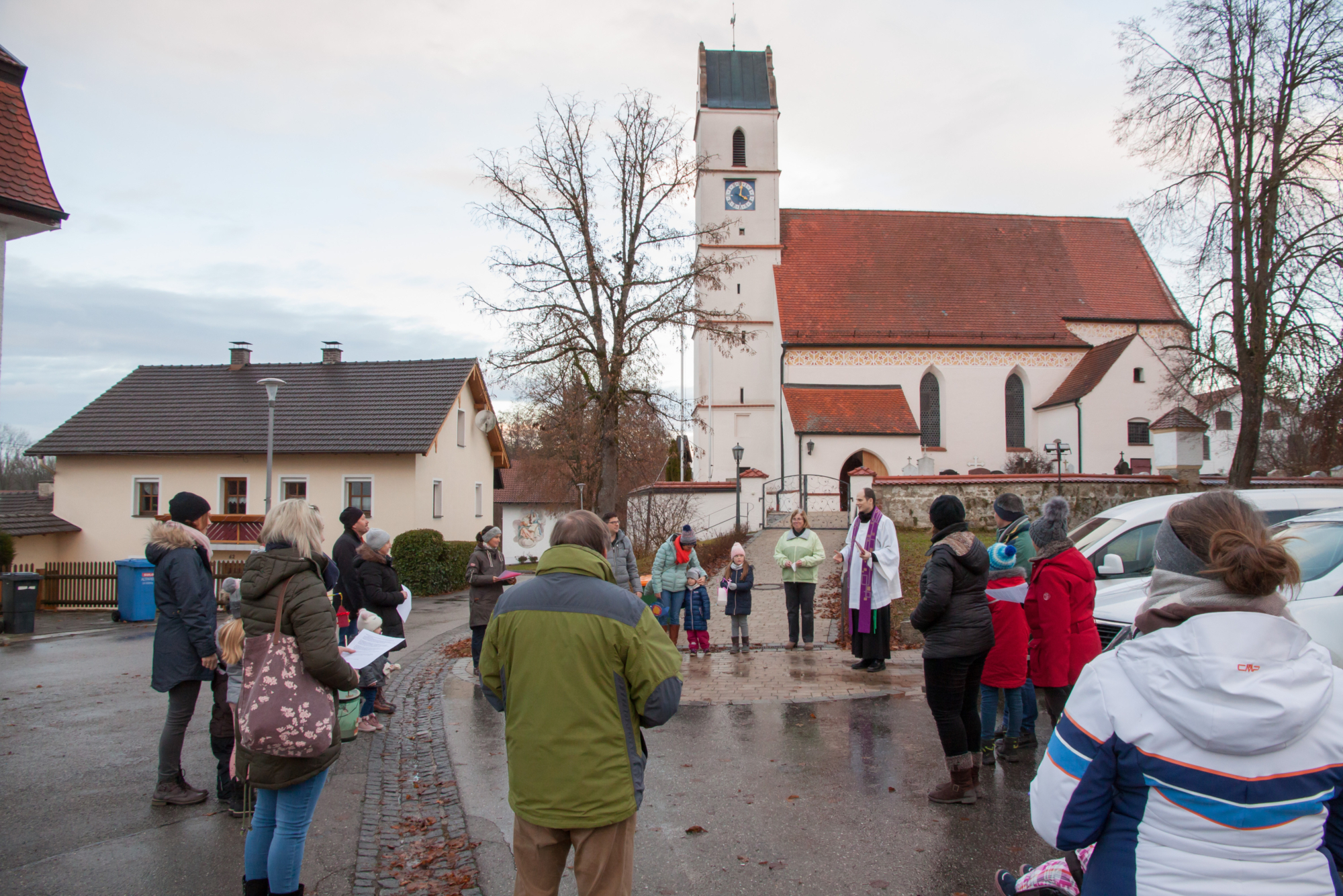 Ausgangspunkt war der Dorfplatz vor der Kirche