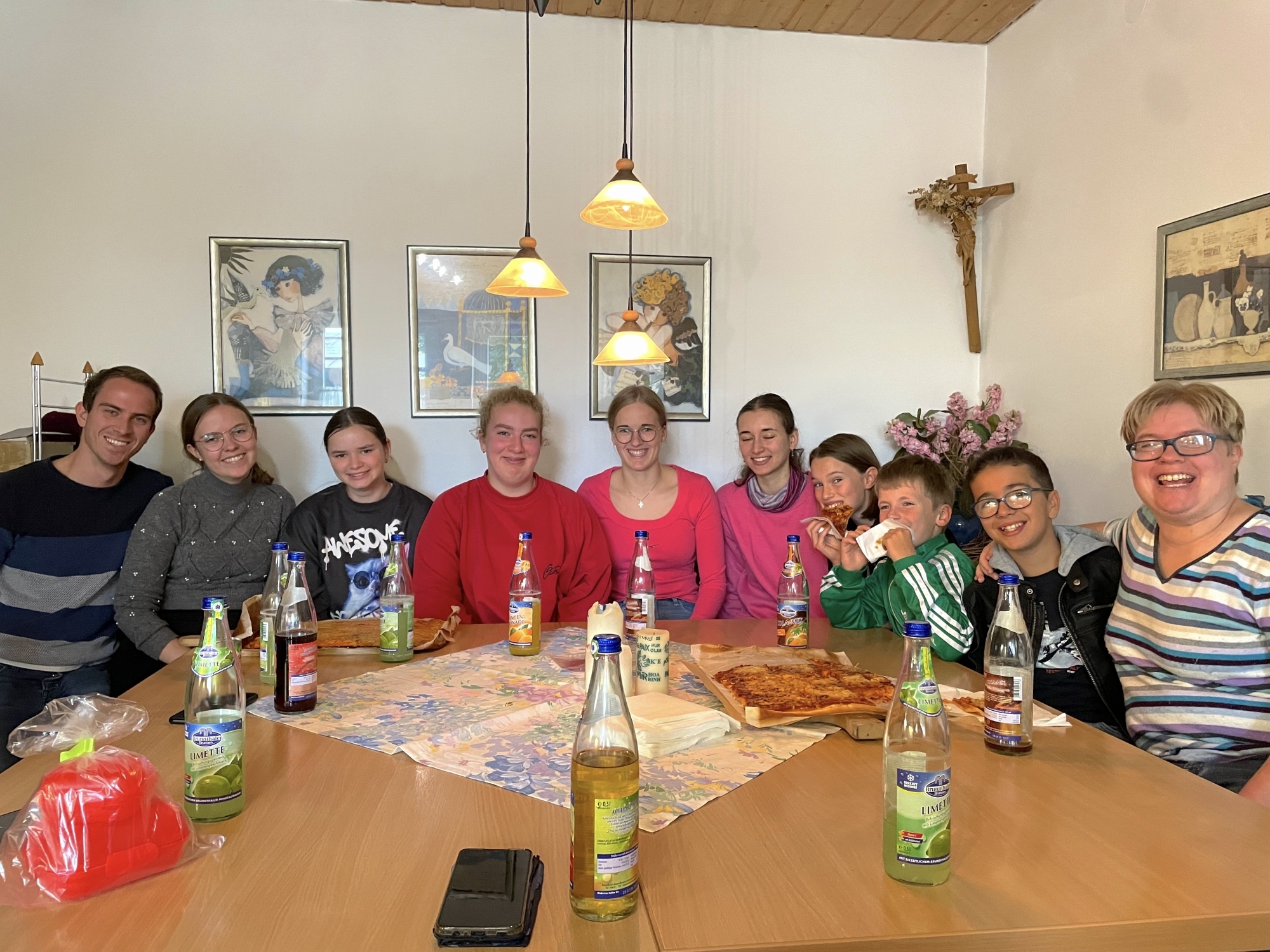 Ministranten backen Pizza